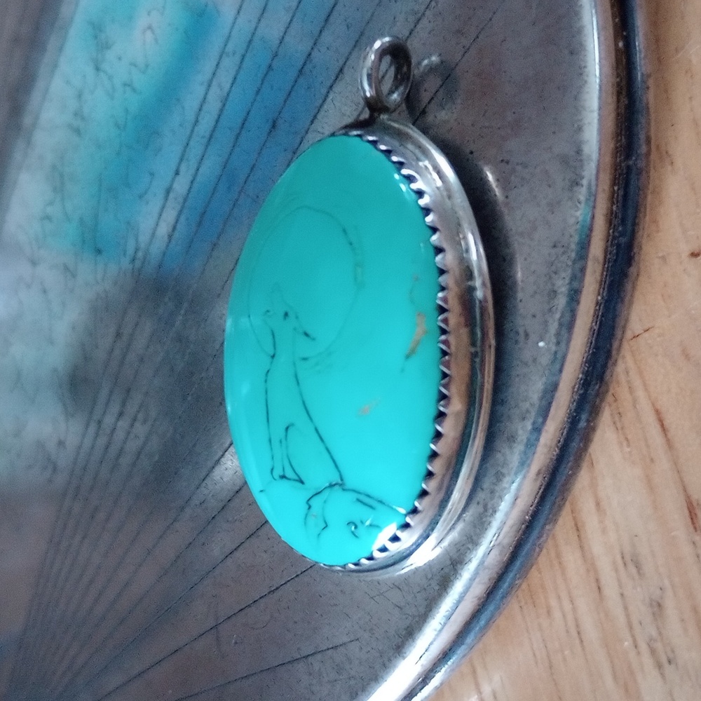 Turquoise sterling silver wolf pendant - Picture 3 of 3